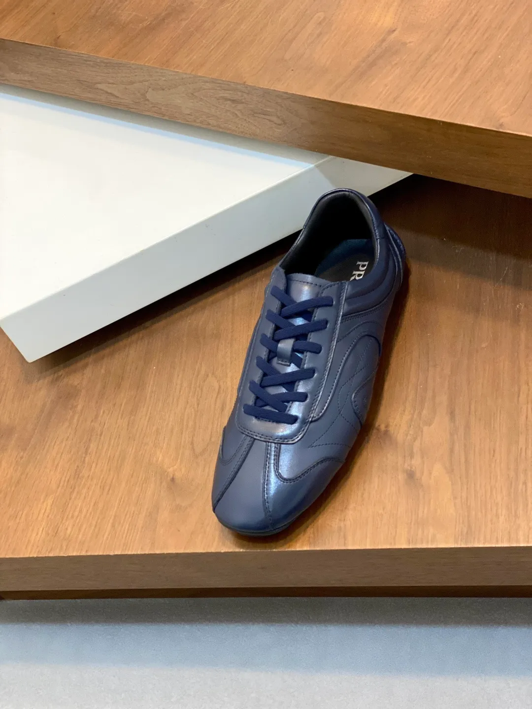 Men's Men's Shoes 💰800 Prada/Prada Men's Leather Casual Sports Shoes, a hot product made in Guangzhou! Made of imported calfskin splicing upper, three-dimensional geometric segmentation, precision manufacturing, uniform stitching, leather texture at a glance, multi-color splicing, fashionable and generous, soft, comfortable and breathable, decorated with PRADA letter logo on the outside, classic letter logo on the tongue, fabric strap on the heel, P family's classic sports shoe type, with fabric lining, silver logo cowhide foot pads, and P family's exclusive rubber outsole. The details are carefully crafted, making it a versatile item for travel! Comes with original box and dust bag! Multiple colors available! Size: 39-40-41-42-43-44 standard leather shoe size (38, 45 customized ¥)
